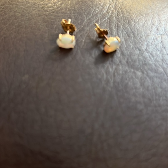 Pretty 14k opal studs - Picture 4 of 4